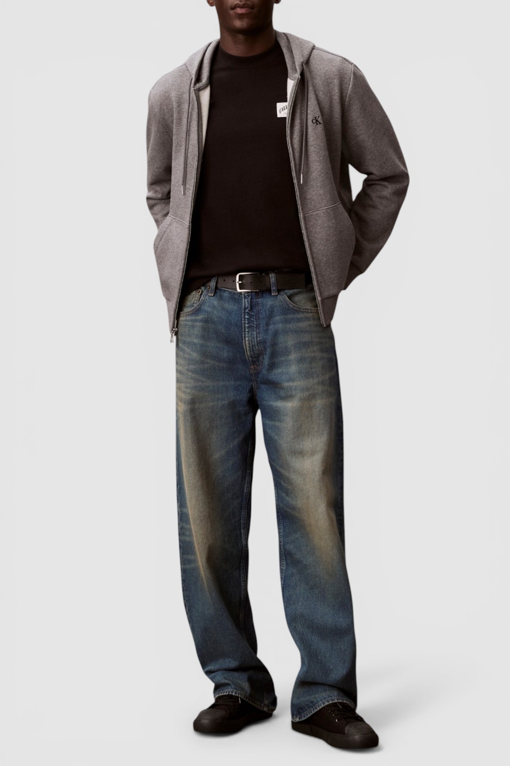 תמונת כל הלוק של חולצת טי